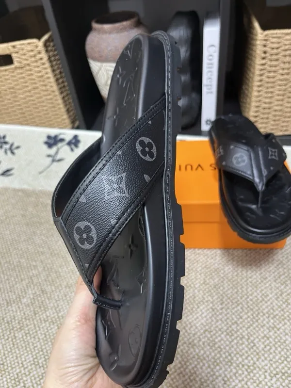 P270🏆Louis Vuitton 🏆[Louis Vuitton] Spring/Summer 2025 [Men's Flip Flops] 🎯🎯As an active family in the fashion industry ⭐ Lv is characterized by bold innovation ⚡Create this casual business style for Chinese fashionable men ✨The fabric is made of imported high-grade cowhide 🔥 Clean and neat ⚡Fashionable and elegant🌹Breathable, sweat-absorbent and deodorant👈So luxurious, high-end and domineering. 👍Must be sold if you repost the picture. Number of yards: 38--46. Color: 🎉 For large quantities. Welcome to repost.